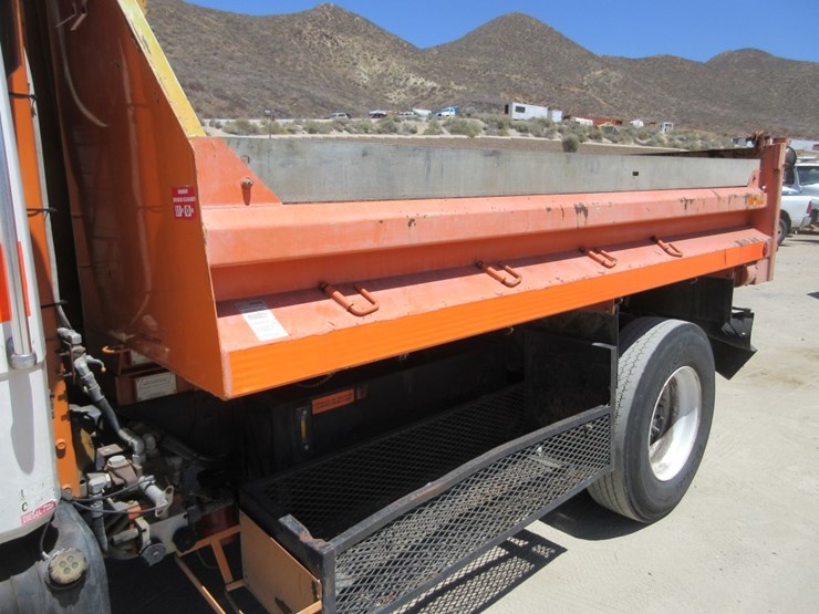 2001-freightliner-fl70-image-13