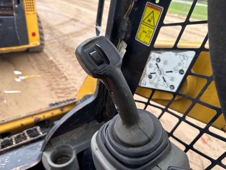 2018-caterpillar-239d-image-30