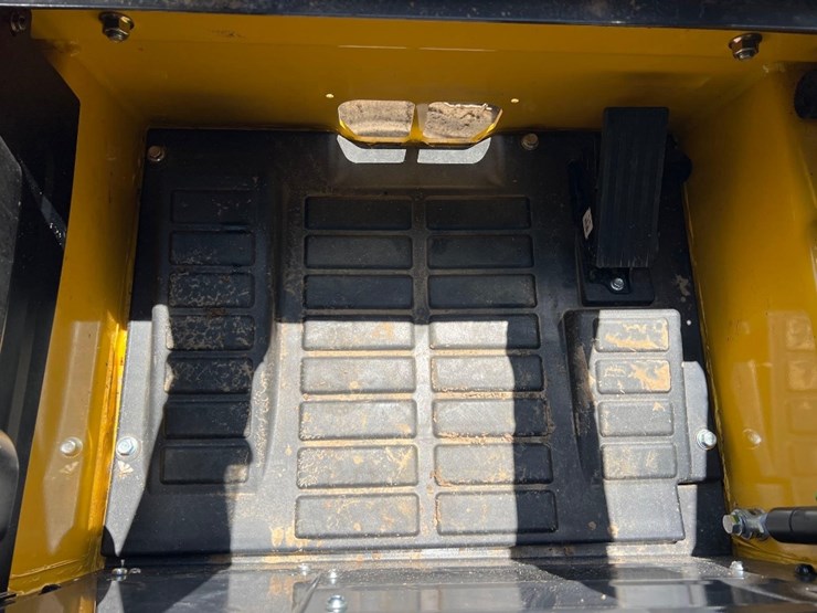 new-holland-c332-image-32