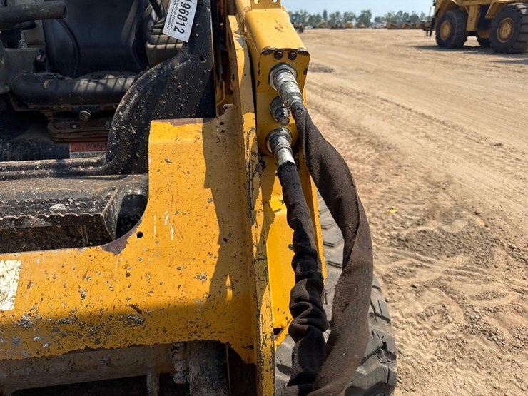 2016-caterpillar-259d-image-21
