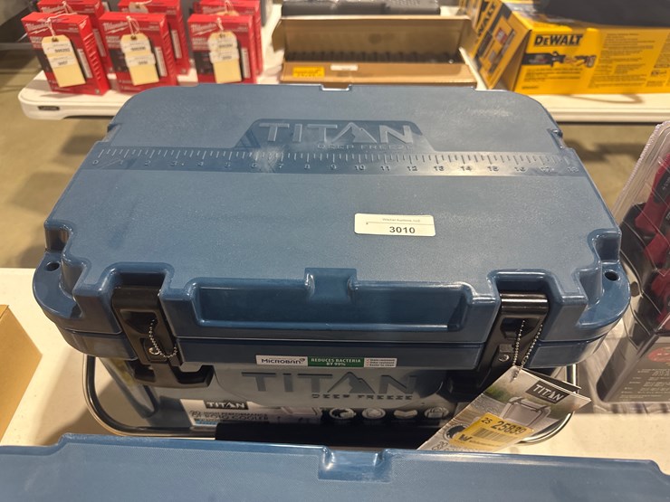 #3010-•-unused-titan-20-quart-premium-ice-chest-inv#:-25839-image-1
