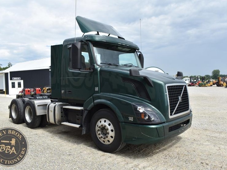 2017-volvo-vnl64t300-image-21