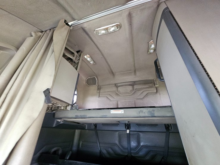 2009-freightliner-cascadia-125-image-65