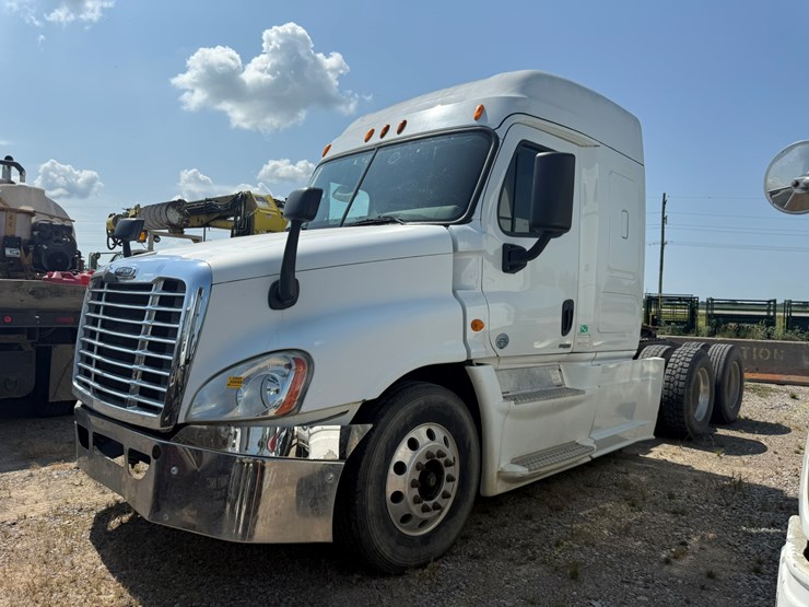 2014-freightliner-cascadia-125-image-1
