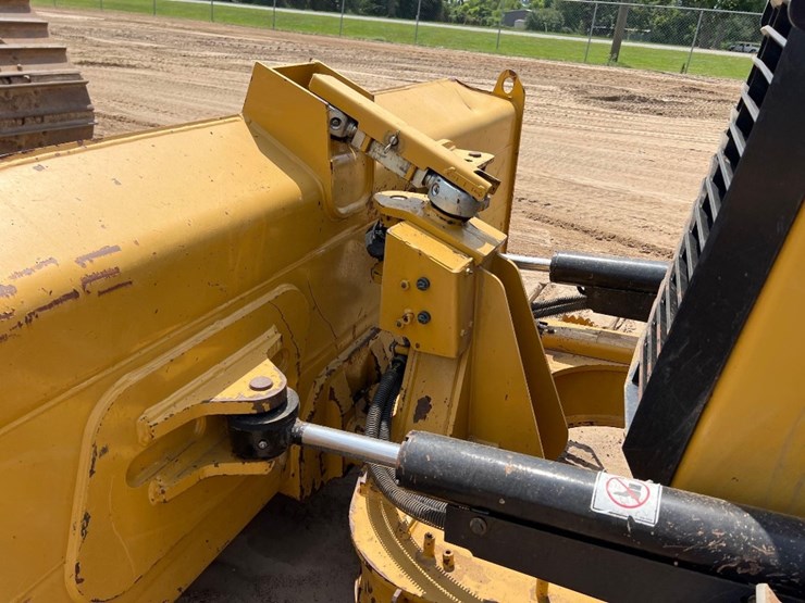2021-caterpillar-d3-lgp-image-26