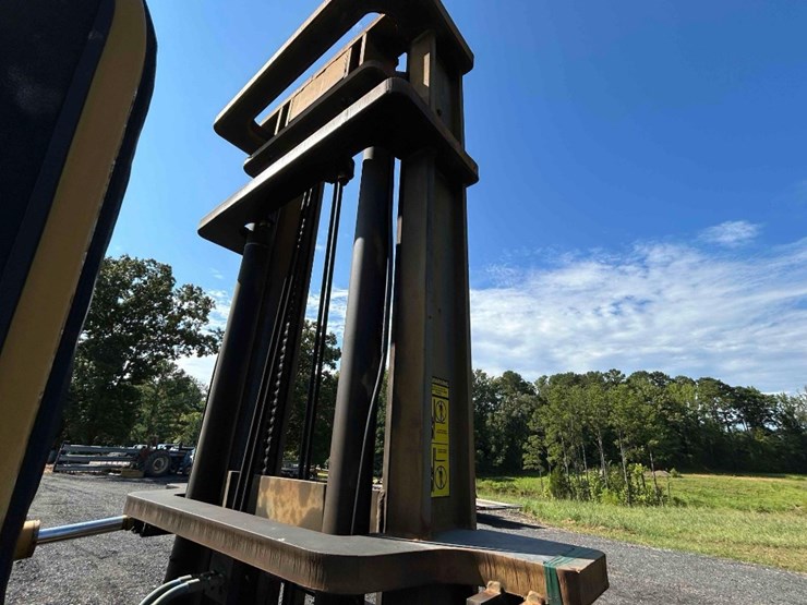 2010-caterpillar-cm1210106-rought-terrain-forklift-image-11