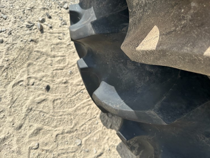 #68-•-lot-of-(4)-520/85r42-combine-tires-w/rims-inv#:-25910-image-15