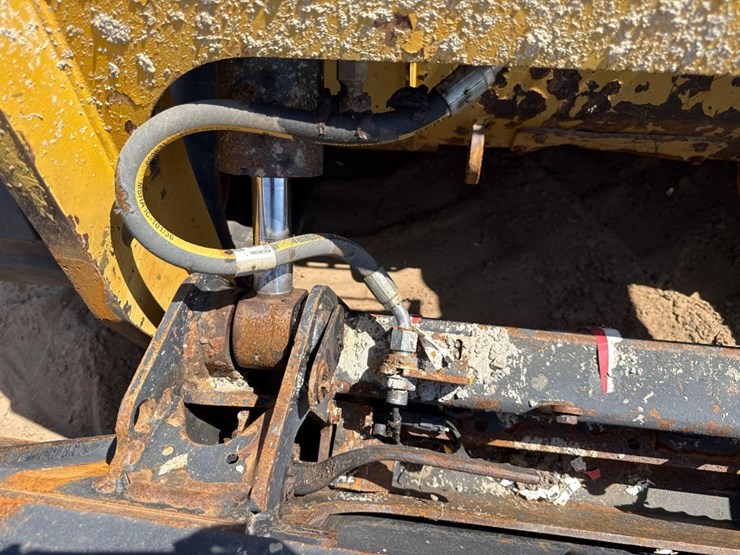 2020-caterpillar-279d3-image-11