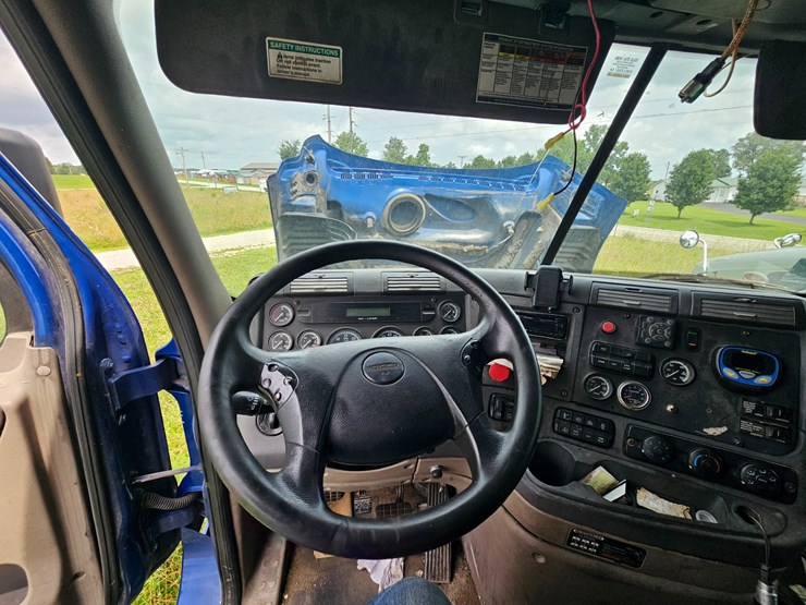 2009-freightliner-cascadia-125-image-64
