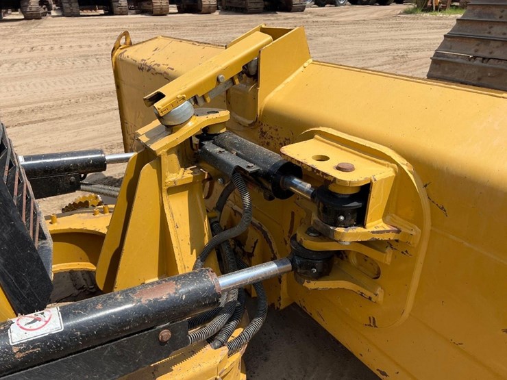 2021-caterpillar-d3-lgp-image-18