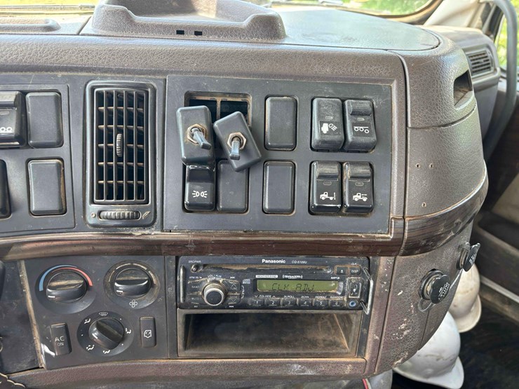2014-volvo-vhd-semi-image-9