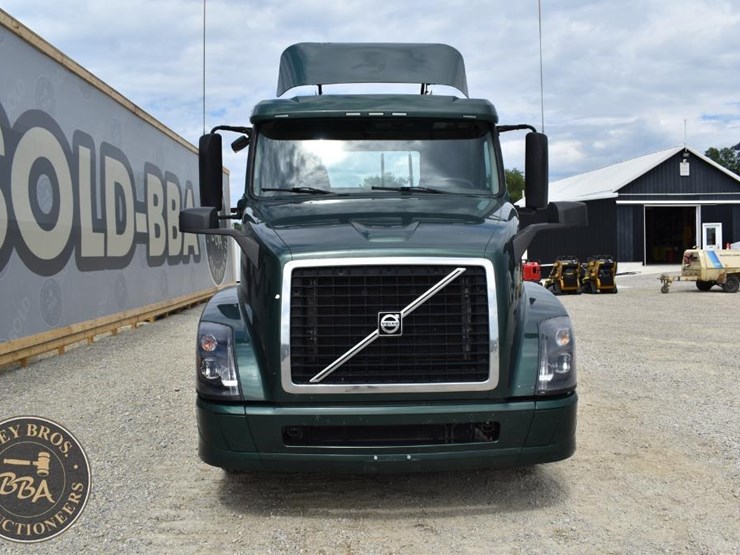 2017-volvo-vnl64t300-image-23