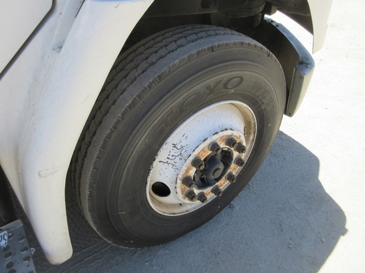 2001-freightliner-fl70-image-23