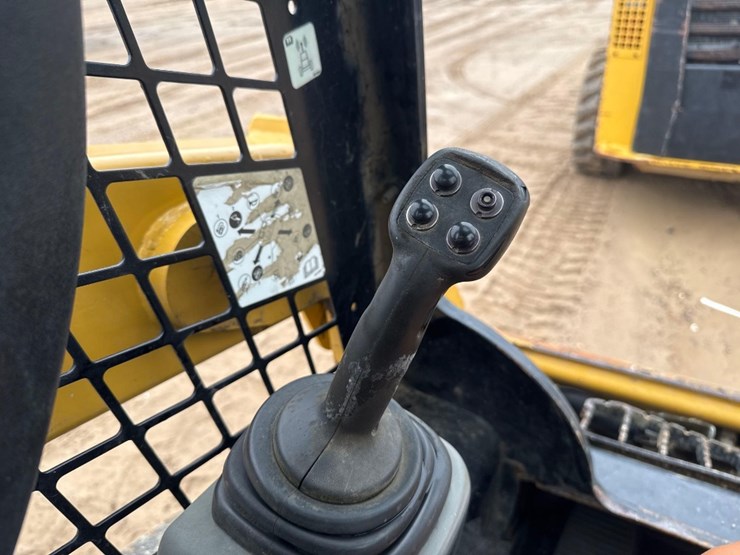 2018-caterpillar-239d-image-29