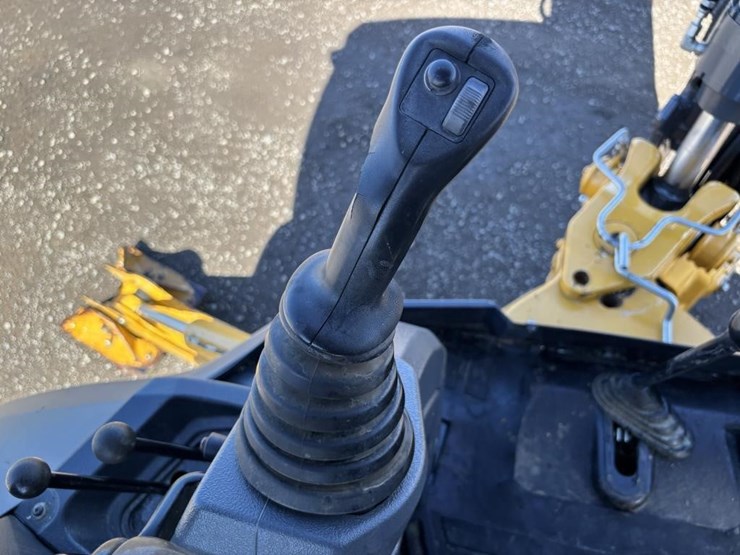 2020-deere-410l-image-43
