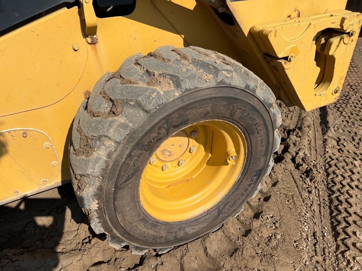 2014-caterpillar-242d-image-10
