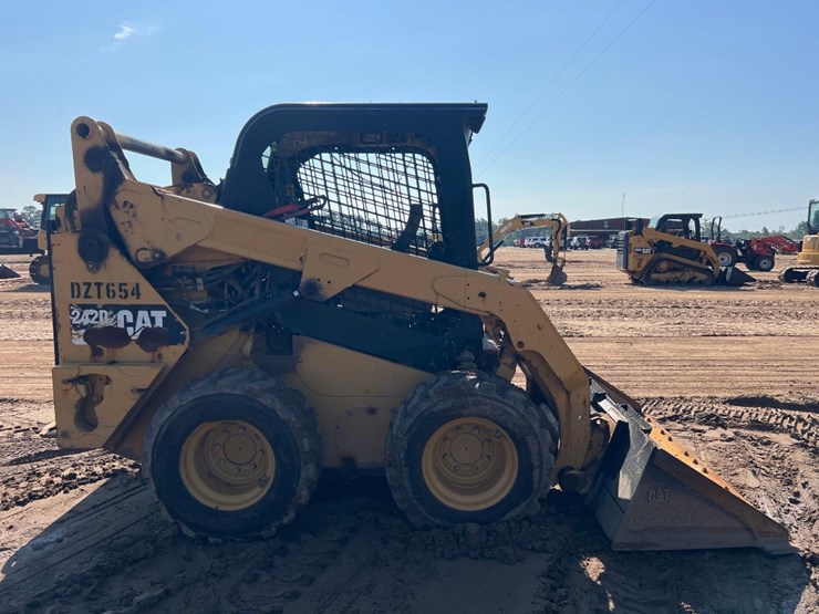 2014-caterpillar-242d-image-5