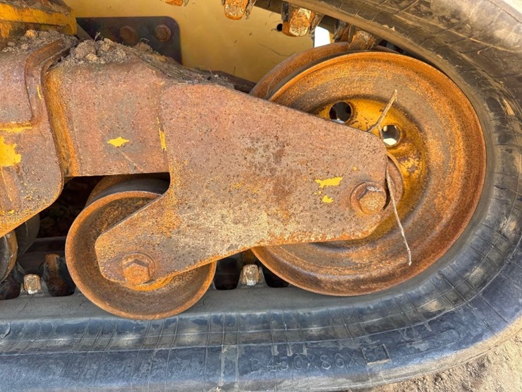 2020-caterpillar-279d3-image-35