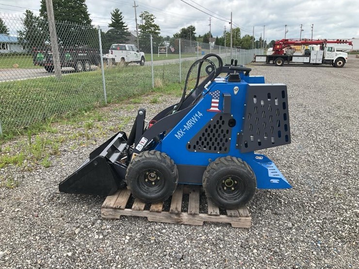 #1040-•-used-4-wheel-mini-skid-loader-image-2