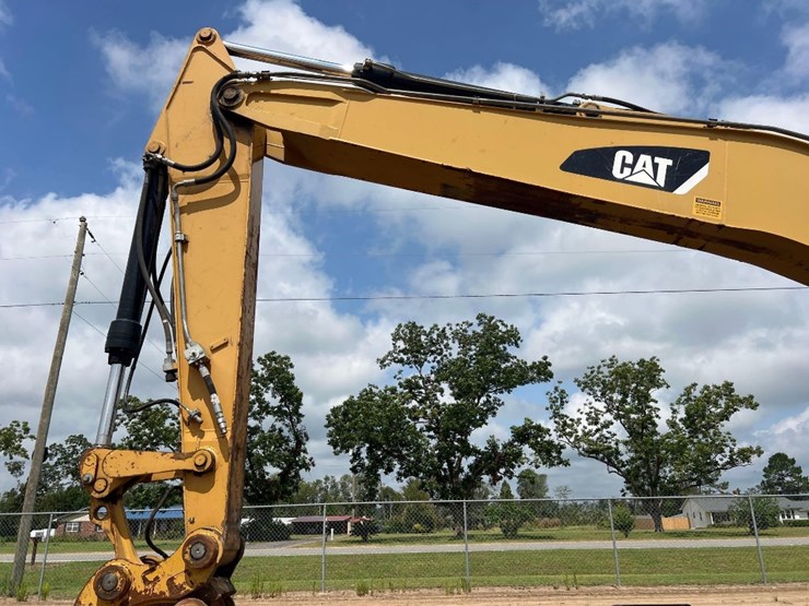 2011-caterpillar-m318d-image-22