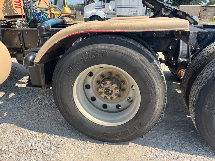 2000-peterbilt-378-image-12