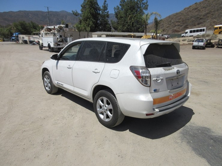 2014-toyota-rav4-image-2
