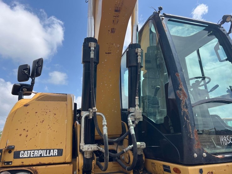 2011-caterpillar-m318d-image-26