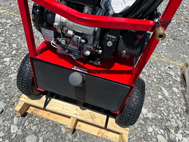 #4-•-unused-magnum-4000-series-hot-water-pressure-washer-252773-inv#:-24641-image-15