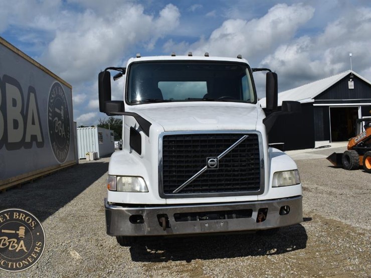 2015-volvo-vnm64t200-image-19