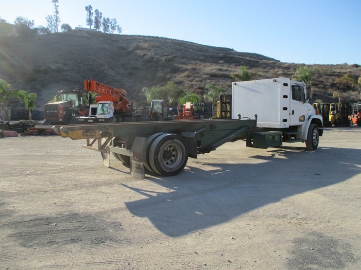 2005-freightliner-fl70-image-3