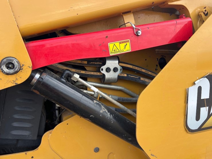 2023-caterpillar-299d3-image-12