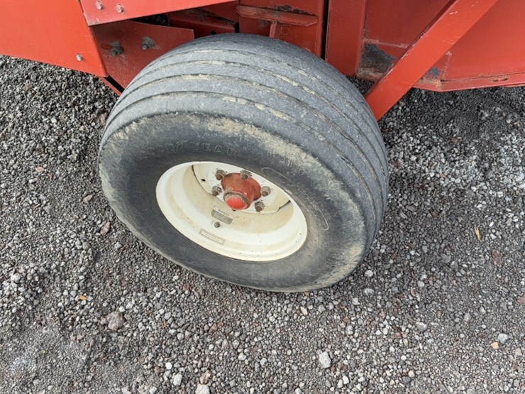 hesston-560-image-8