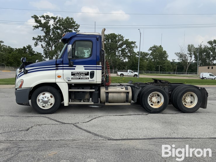 2012-freightliner-cascadia-125-image-8