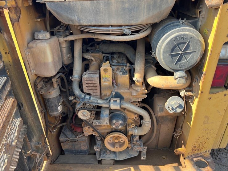 2014-caterpillar-242d-image-22