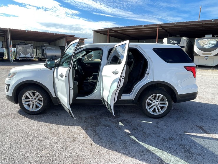 2018-ford-explorer-image-16