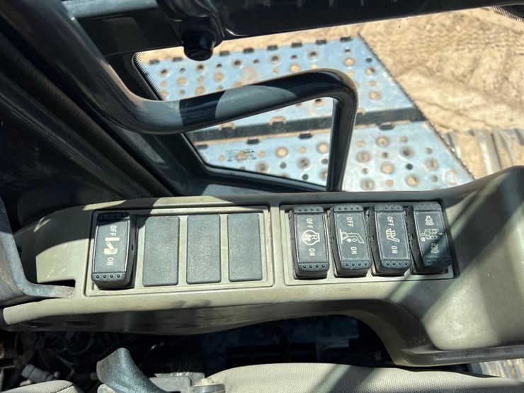 2013-deere-470g-lc-image-45