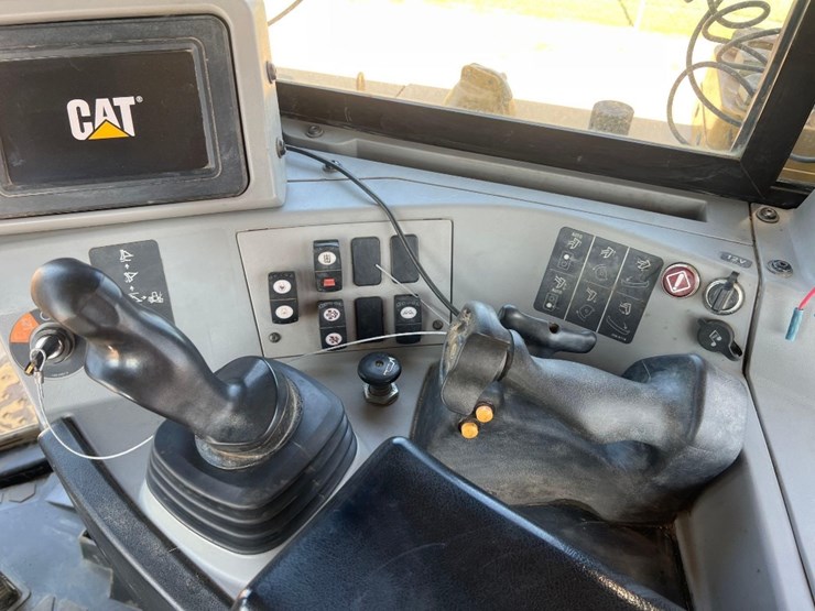 2018-caterpillar-d8t-image-35