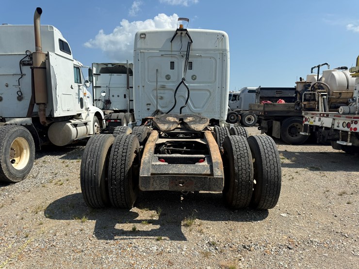 2014-freightliner-cascadia-125-image-5