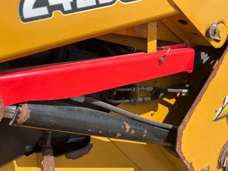 2020-caterpillar-242d3-image-12