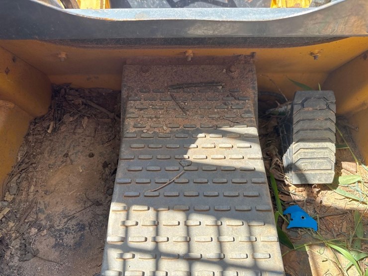 2019-deere-317g-image-30