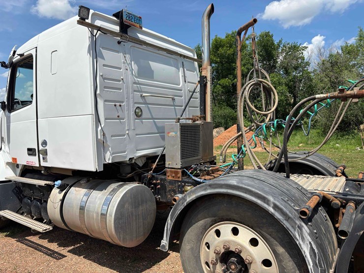 2015-volvo-vhd-semi-image-10