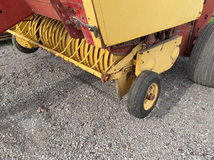 new-holland-853-image-3