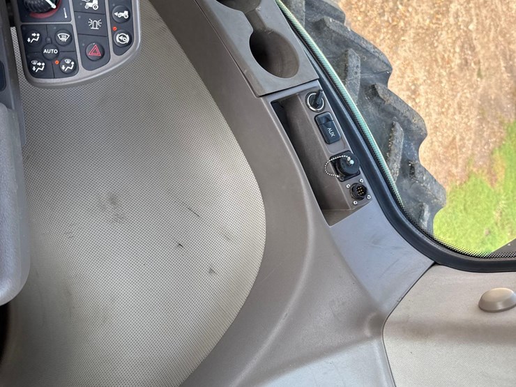 2013-john-deere-8260r-image-75