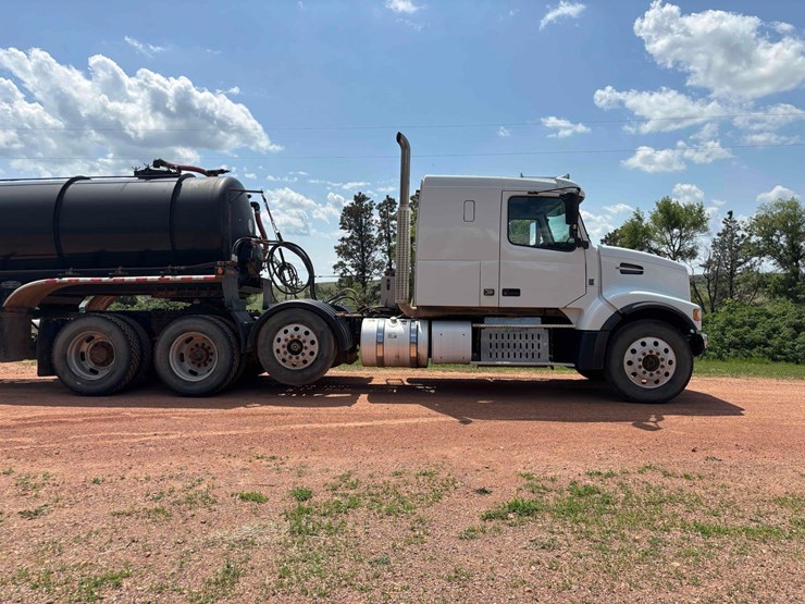 2014-volvo-vhd-semi-image-5