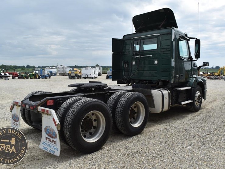2017-volvo-vnl64t300-image-18