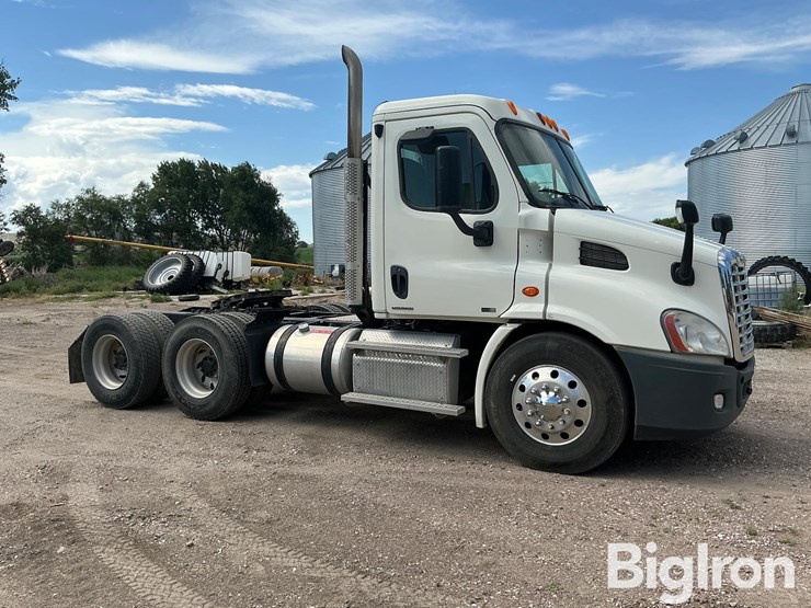 2012-freightliner-cascadia-113-image-4