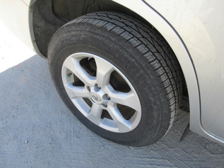 2014-toyota-rav4-image-12
