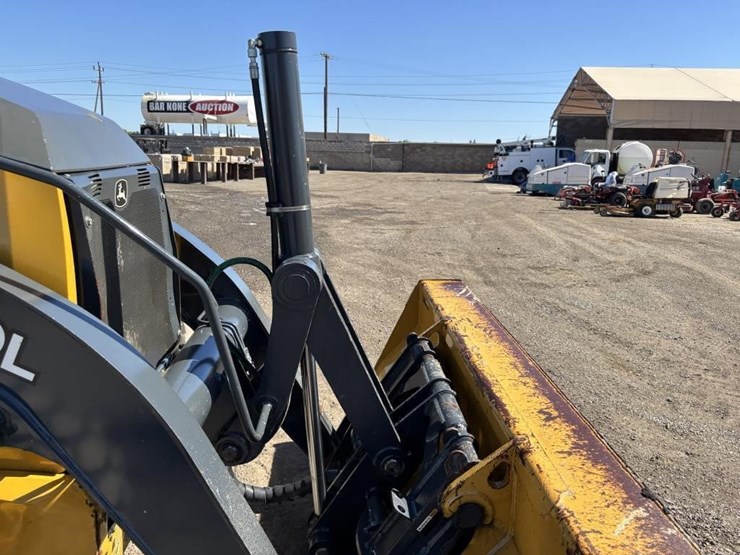 2020-deere-410l-image-15