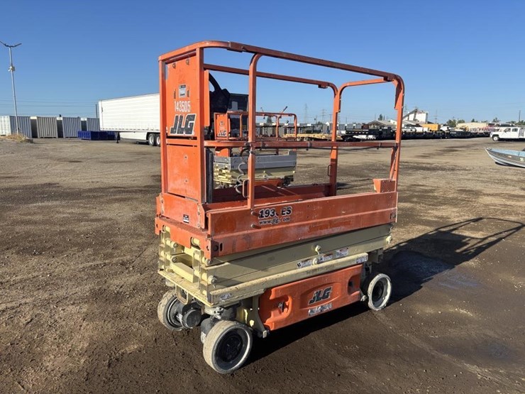 2015-jlg-1930es-image-1