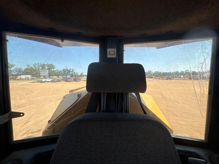 2015-caterpillar-573c-image-31